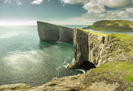 Yuji Hirayama, James Pearson, Cedar Wright, Isole Faroe - Vista sulla Trælanípan wall, isola di Vagar, Isole Faroe