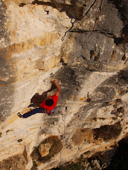 Cava d'Ispica, Ragusa, climbing, Massimo Flaccavento, Giorgio Iurato - Cava Ispica: Giorgio Iurato climbing A vipera, 8a