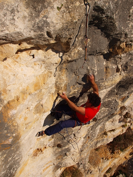 Cava d'Ispica, Ragusa, climbing, Massimo Flaccavento, Giorgio Iurato - Cava Ispica: Giorgio Iurato climbing A vipera, 8a