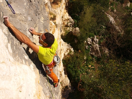 Cava d'Ispica, Ragusa, arrampicata, Massimo Flaccavento, Giorgio Iurato - Cava Ispica: Massimo Flaccavento su Tieni a cura o tarrimazzi, 7a