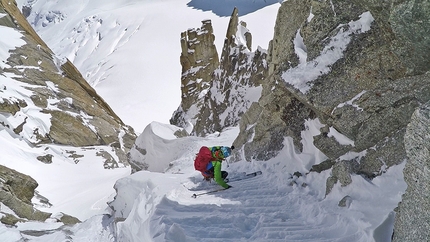 Couloir Sud Est Grand Capucin, Monte Bianco, Davide Capozzi, Denis Trento - Denis Trento con gli sci nel Couloir Sud Est du Grand Capucin, Monte Bianco