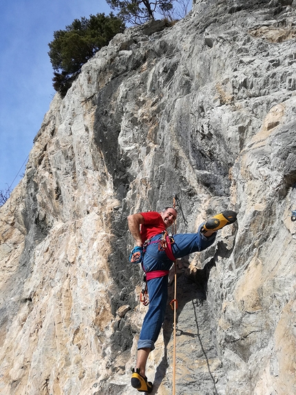 Falesia Cateissard, Val di Susa - Maurizio Oviglia su Il Secchione 6b+ settore Ecole d'escalade, falesia del Cateissard