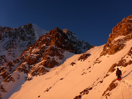 Shkhara South Face, Caucaso, Georgia, Archil Badriashvili, Giorgi Tepnadze - Shkhara parete sud: osservando la via dal campo 4