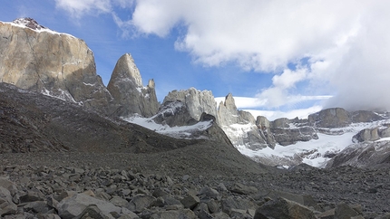 Patagonia, Torri di Paine,  Siebe Vanhee, Sean Villanueva O'Driscoll - La valle Bader, da sinistra a destra: Cuerno Norte - Mascara - Torre sin Nombre - La hoja - La Espada