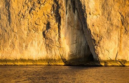 Banff Mountain Film Festival World Tour Italy 2018 - Chris Sharma durante una Deep Water Solo a Maiorca, nel film Above the Sea