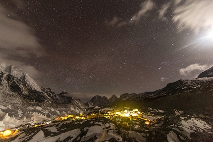 Everest Nepal - Camp Base dell'Everest di notte fotografato da Elia Saikaly