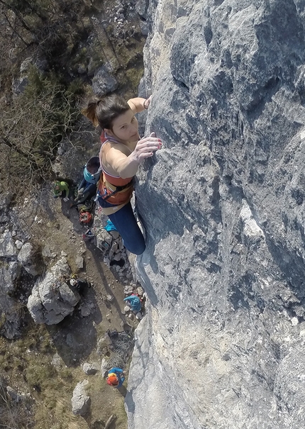 Vera Gussetti primo 8b nella falesia di Raveo Alta in Carnia