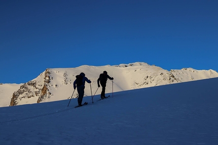 Der Lange Weg, Red Bull - Red Bull Der Lange Weg: skiining up to Passo Dello Stelvio.