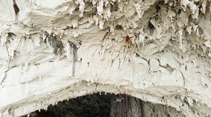 Edu Marin, Grand Arch, Getu, China - Edu Marin making the first ascent of Valhalla, his enormous sports climb through the Grand Arch at Getu in China