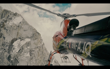 Solo in Volo, Luigi Bombardieri, Maurizio Folini - Una scena del film Solo in Volo diretto da Luca Maspes, che attraverso i protagonisti Luigi Bombardieri e Maurizio Folini esplora l’utilizzo dell’elicottero per soccorsi in montagna e in altissima quota.