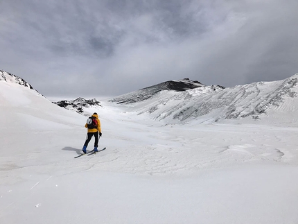 Etna - 2018: con il Diabete, gli sci e le ciaspe alle Porte degli Inferi - Il diabetologo Aldo Maldonato durante la salita con gli sci all'Etna 