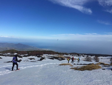 Etna - 2018: con il Diabete, gli sci e le ciaspe alle Porte degli Inferi - Il gruppo dei ciaspolatori in discesa il primo giorno