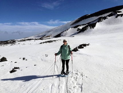 Etna - 2018: con il Diabete, gli sci e le ciaspe alle Porte degli Inferi - Daniela Maddalena in escursione con le ciaspole il primo giorno