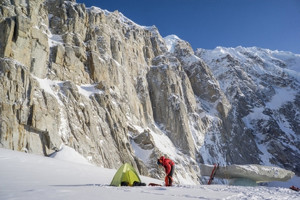 Mt. Jezebel, Alaska, Tom Livingstone, Uisdean Hawthorn - Mt. Jezebel parete est, Alaska: Campo Base sotto la parete nord