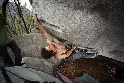 Cresciano bouldering - Cresciano: Ronnie Borgna climbing Il doppione 7B+