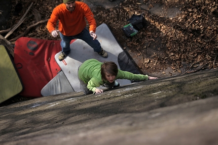 Cresciano bouldering - Cresciano: Neige Chapuis, Marmitton de porc 6C