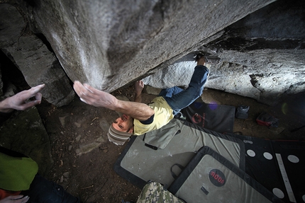 Cresciano bouldering - Cresciano: Pietro Chiaramonte climbing Cantina diretta 7B