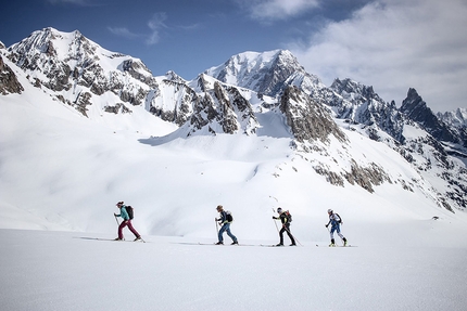 Der Lange Weg, Red Bull - Red Bull Der Lange Weg 2018: Bernhard Hug, David Wallmann, Janelle Smiley e Mark Smiley al cospetto del Monte Bianco il 15 aprile 2018