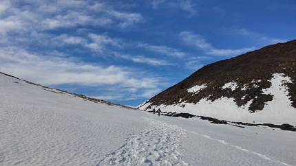 Etna con il DAM, Gruppo Diabete e Alta Montagna - Etna con il Gruppo Diabete e Alta Montagna: nessuno si preoccupa quando affrontiamo un traverso fastidioso per le caviglie, ma Daniela è in difficoltà per via delle racchette prese a noleggio ma noto che in molti si fermano a darle sostegno. Da subito s’intuisce che lo spirito di gruppo è molto forte, si parte e si ritorna insieme!