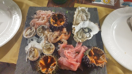 Etna con il DAM, Gruppo Diabete e Alta Montagna - Etna con il Gruppo Diabete e Alta Montagna: cena a Catania a base di pesce crudo