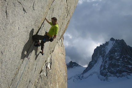 Roi de Siam Petit Capucin, Mont Blanc, Vaclav Satava, Lumír Fajkos - Lumír Fajkos climbing Entrez dans la légende 8a/8a + on Pointe Adolphe Rey, Mont Blanc massif