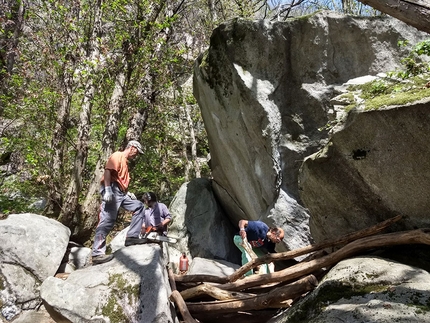 Melloblocco In Tour 2018, Cresciano, Lugano - Melloblocco In Tour at Cresciano and Lugano: Simone Pedeferri and the team preparing the boulder problems