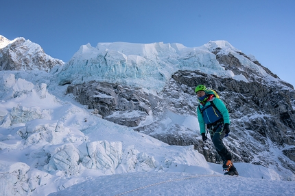 Everest - Lhotse traverse, Sherpa Tenji attempts mountaineering enchainment in memory of Ueli Steck