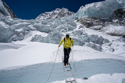 Traversata Everest - Lhotse, Sherpa Tenji, Jon Griffith - Traversata Everest - Lhotse: l'alpinista britannico Jon Griffith nell'Icefall