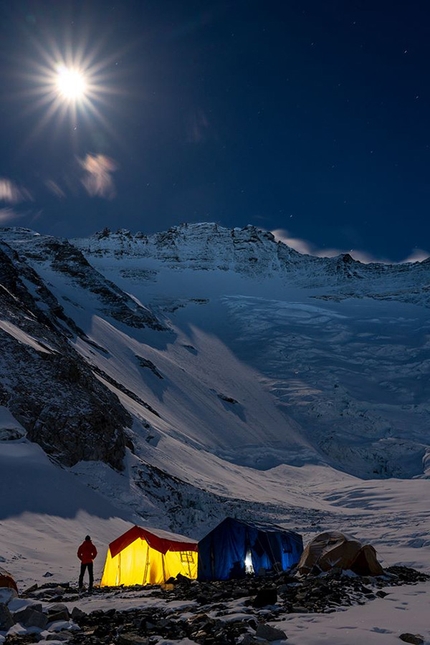 Traversata Everest - Lhotse, Sherpa Tenji, Jon Griffith - Traversata Everest - Lhotse: Sherpa Tenji sotto la luna piena osserva il Lhotse dal Campo 2