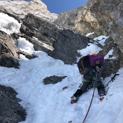 Brette Harrington, Rose Pearson, Life Compass, Monte Blane, Canada - Rose Pearson affronta una sezione di misto durante la prima salita di Life Compass, Monte Blane, Canada, aperta insieme a Brette Harrington