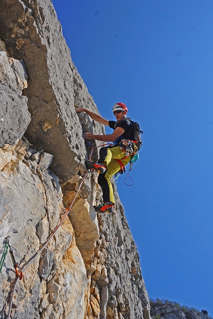 Viaggio nel Passato, Monte Casale, Rolando Larcher, Herman Zanetti - Viaggio nel Passato al Monte Casale: Rolando Larcher nel 2018 sul 4° tiro, quello chiave