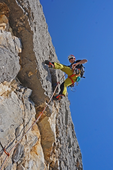 Viaggio nel Passato, Monte Casale, Rolando Larcher, Herman Zanetti - Viaggio nel Passato al Monte Casale: Rolando Larcher sul 4° tiro, quello chiave, nel 2018