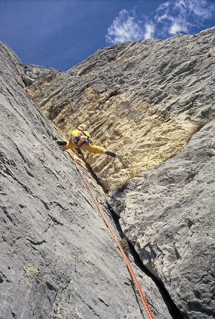 Viaggio nel Passato, Monte Casale, Rolando Larcher, Herman Zanetti - Viaggio nel Passato al Monte Casale: Rolando Larcher sale il Gran diedro del 11° tiro nel 1988