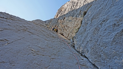 Viaggio nel Passato, Monte Casale, Rolando Larcher, Herman Zanetti - Viaggio nel Passato al Monte Casale: Rolando Larcher sale il Gran diedro del 11° tiro nel 2018