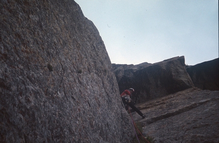 Pakistan 2004 - Marco Zebochin sulla via Troubles, cough and fever (540, 6b+, A1), parete nord Roungkhanchan 1, Nangma Valley, Pakistan