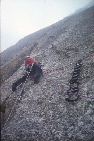 Pakistan 2004 - Marco Zebochin sulla via Troubles, cough and fever (540, 6b+, A1), parete nord Roungkhanchan 1, Nangma Valley, Pakistan