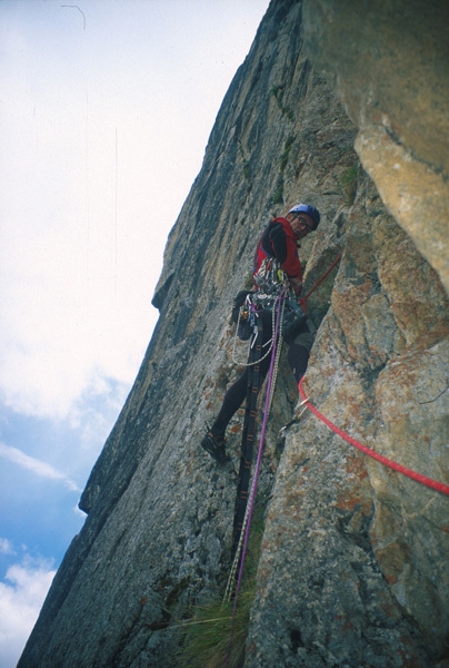 Pakistan 2004 - Marco Zebochin sulla via Troubles, cough and fever (540, 6b+, A1), parete nord Roungkhanchan 1, Nangma Valley, Pakistan