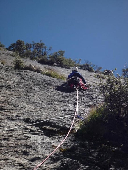 Cordillera 2010 - The first pitches on “El sueño de los excluidos” and “La Teoría de la gota de agua”, Nevado Shaqsha (5703m, Huantsàn massif, Cordigliera Blanca, Perù)