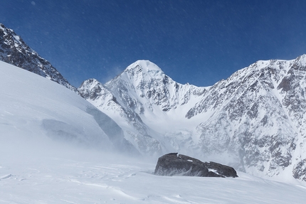 Siberia, Daniel Ladurner, Klaus Gruber, Michael Sinn, Wolfgang Hell, Lukas Schäfer - The North Face of Mount Aktru (4044 m), Altai mountains, Siberia, skied by Daniel Ladurner, Klaus Gruber, Michael Sinn, Wolfgang Hell and Lukas Schäfer in April 2018