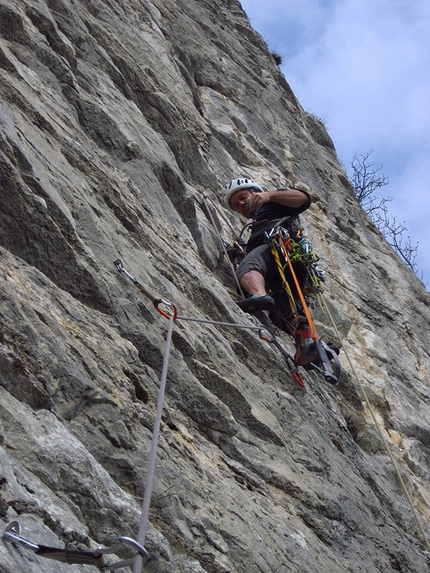 L'amico ritrovato, Corna Rossa del Monte Spedone, Luca Bozzi, Giovanni Chiaffarelli - Luca Bozzi in apertura del primo tiro di L'amico ritrovato, Corna Rossa del Monte Spedone