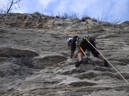 L'amico ritrovato, Corna Rossa del Monte Spedone, Luca Bozzi, Giovanni Chiaffarelli - Luca Bozzi in apertura del terzo tiro di L'amico ritrovato, Corna Rossa del Monte Spedone