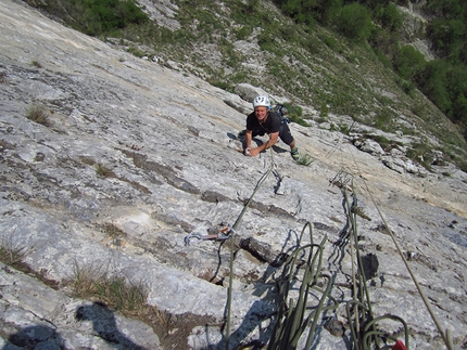 L'amico ritrovato, Corna Rossa del Monte Spedone, Luca Bozzi, Giovanni Chiaffarelli - Luca Bozzi sul terzo tiro di L'amico ritrovato, Corna Rossa del Monte Spedone, durante la prima ripetizione