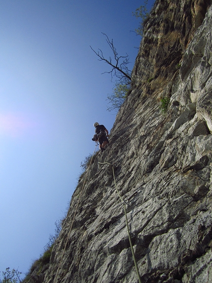 L'amico ritrovato, Corna Rossa del Monte Spedone, Luca Bozzi, Giovanni Chiaffarelli - Luca Bozzi sul quarto tiro di L'amico ritrovato, Corna Rossa del Monte Spedone