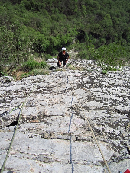 L'amico ritrovato, Corna Rossa del Monte Spedone, Luca Bozzi, Giovanni Chiaffarelli - Luca Bozzi sul quinto tiro di L'amico ritrovato, Corna Rossa del Monte Spedone