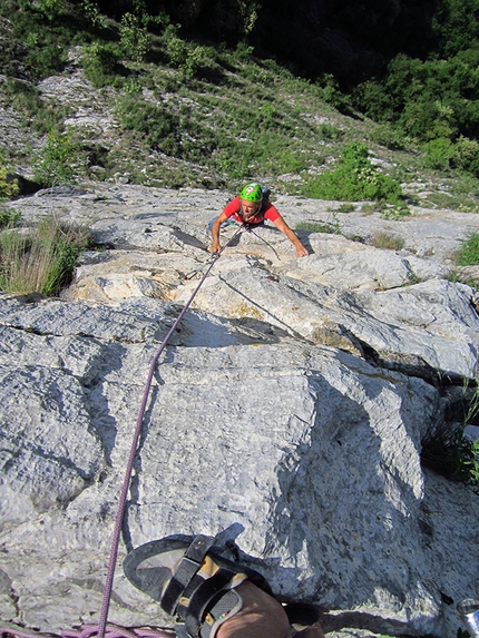 L'amico ritrovato, Corna Rossa del Monte Spedone, Luca Bozzi, Giovanni Chiaffarelli - Federico Montagna sul secondo tiro di L'amico ritrovato durante la seconda ripetizione, Corna Rossa del Monte Spedone