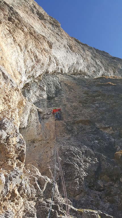 Steviola, Val Gardena, Dolomiti, Florian Grossrubatscher, Armin Senoner - Sul primo tiro di Via Elia, Steviola, Val Gardena, Dolomiti (Florian Grossrubatscher, Armin Senoner, 2017)