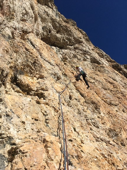 Steviola, Val Gardena, Dolomites, Florian Grossrubatscher, Armin Senoner - Climbing pitch 7 of Via Elia, Steviola, Val Gardena, Dolomites (Florian Grossrubatscher, Armin Senoner, 2017)