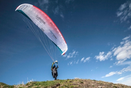 Salewa Ironfly - Christian Maurer durante la prima edizione della Salewa Ironfly, gara di parapendio e corsa - hike and fly - di oltre 450 km con partenza e arrivo a Lecco.