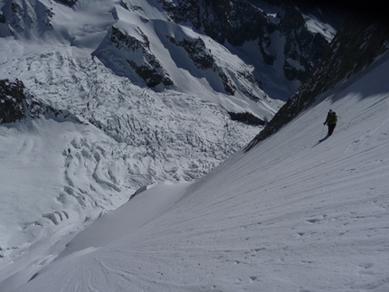 Aiguille Blanche - Discsa con gli sci di Luca Rolli e Francesco Civra Dano 04/06/2010.