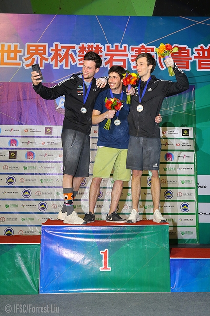 Bouldering World Cup 2018 - Time to celebrate: Jernej Kruder takes a selfie with stage winner Alex Khazanov and Gregor Vezonik at the end of the Tai’an stage of the Bouldering World Cup 2018